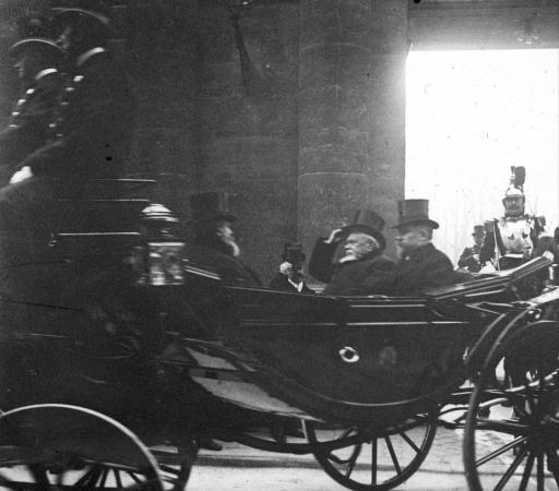 La visite de M. Fallières, président de la République, au président du Sénat. À droite, M. Poincaré.